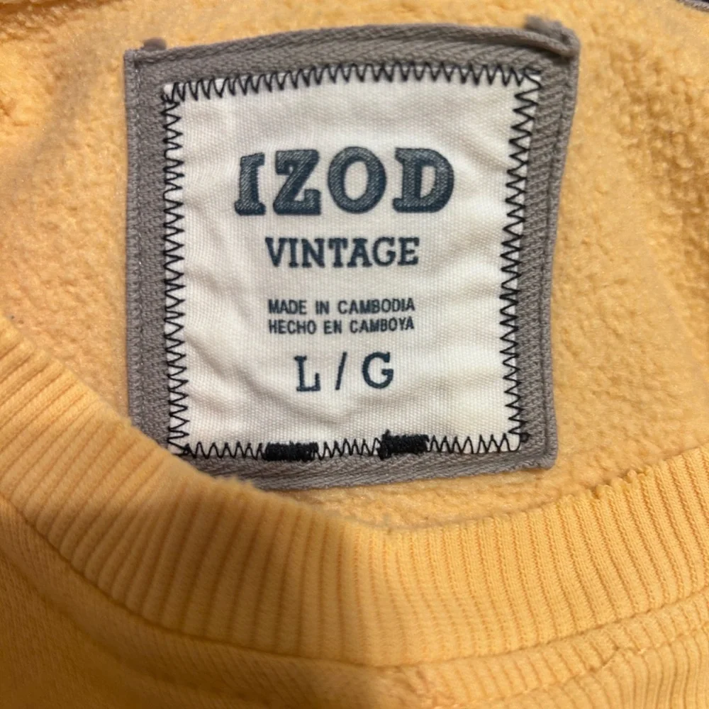 Izod vintage yellow sweatshirt large distress neck preowned stylish shirt